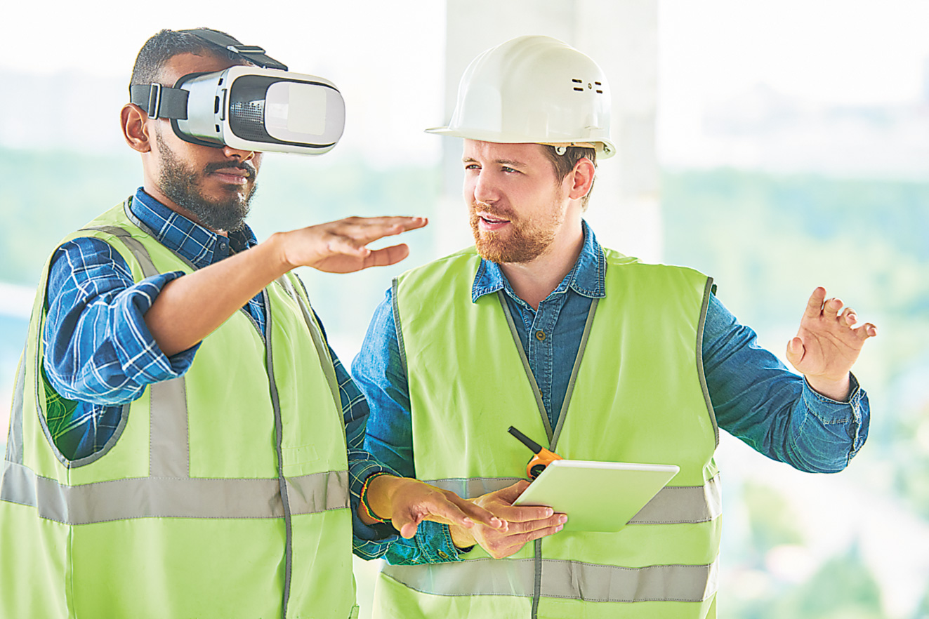 Zwei Ingenieure arbeiten mit einer VR-Brille und diskutieren. Thema: Smart City